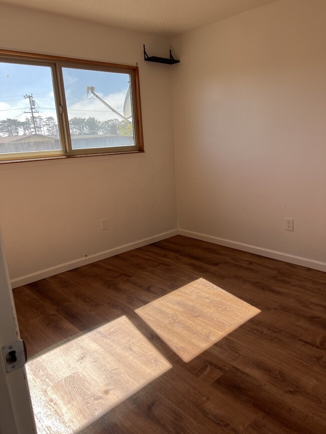 Building Photo - 476 Reindollar Ave