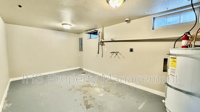 Building Photo - 319 Barth Ave