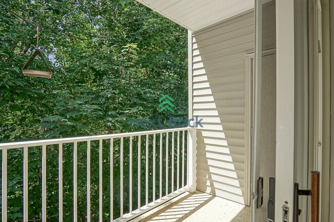 Building Photo - 1 Bed 1 Bath Condo for Rent in Sammamish!