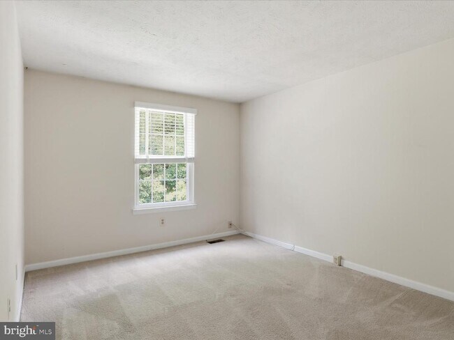 Building Photo - 1563 Autumn Ridge Cir