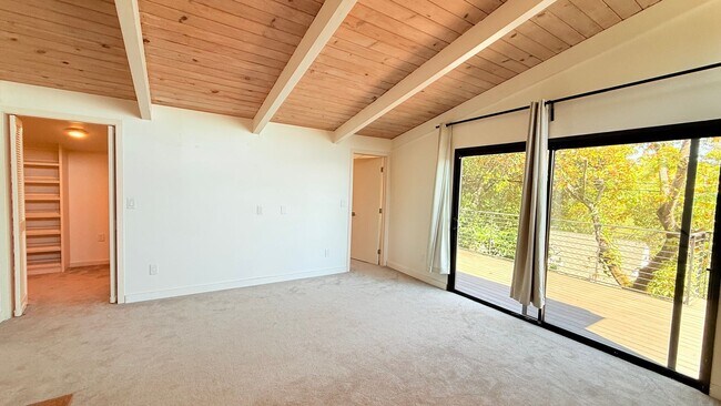 Building Photo - 18 S Trail