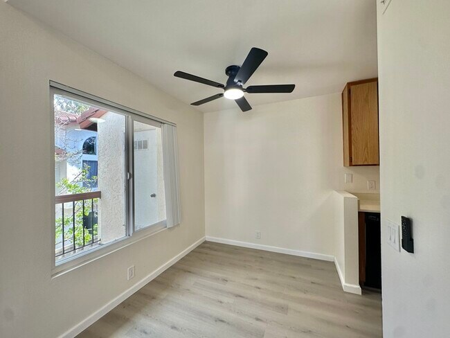 Building Photo - Indulge in coastal living in this beautiful 2bd 1ba Condo located in La Jolla area close to UCSD!