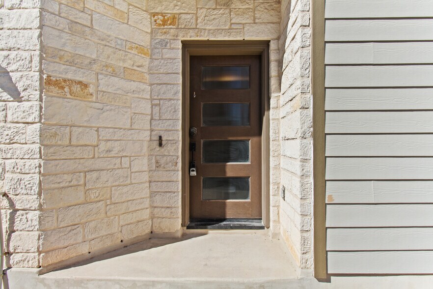 Building Photo - 221 E Courtland Pl