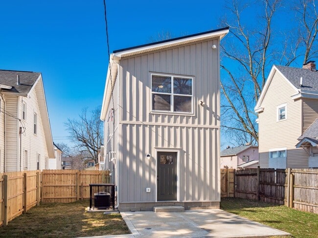 Building Photo - 384 Whitethorne Ave