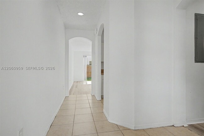 Building Photo - 975 NE 42nd Ave