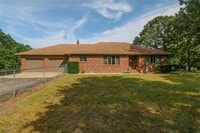 Building Photo - Beautiful country setting