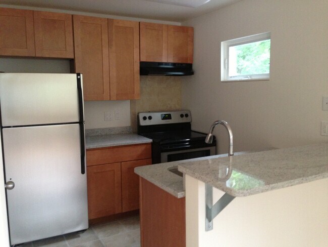 Building Photo - 1738 Main St