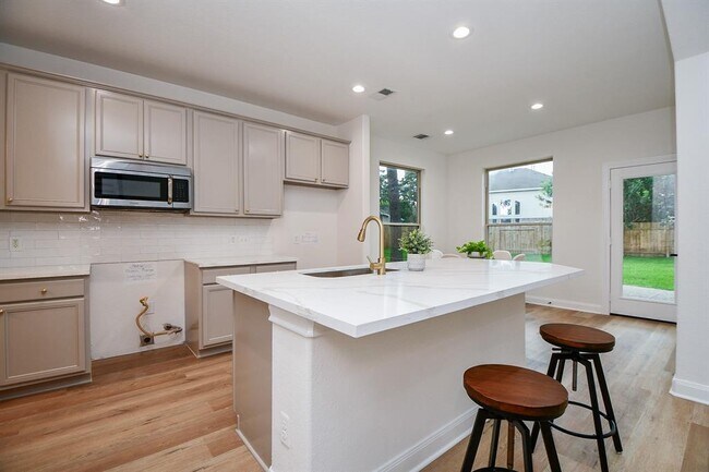 Building Photo - 18 Hadlock Pl