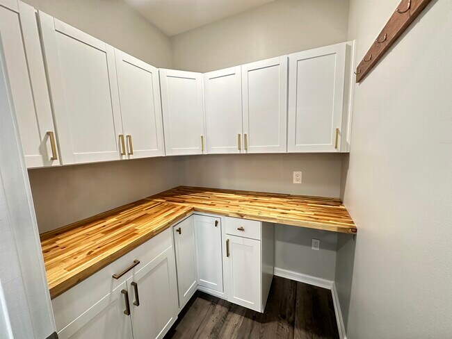 Building Photo - 340 Emery Oak Dr