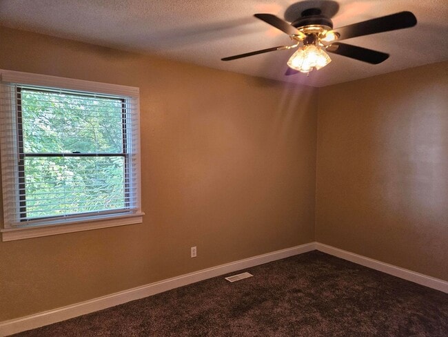 Building Photo - 3BR-1.5BA Split Level House - Washington M...