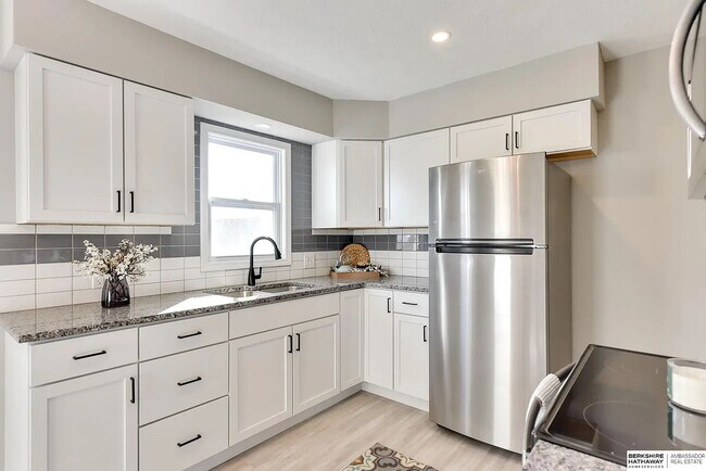 Building Photo - Fully Renovated Florence Gem with Modern Finishes & Historic Charm