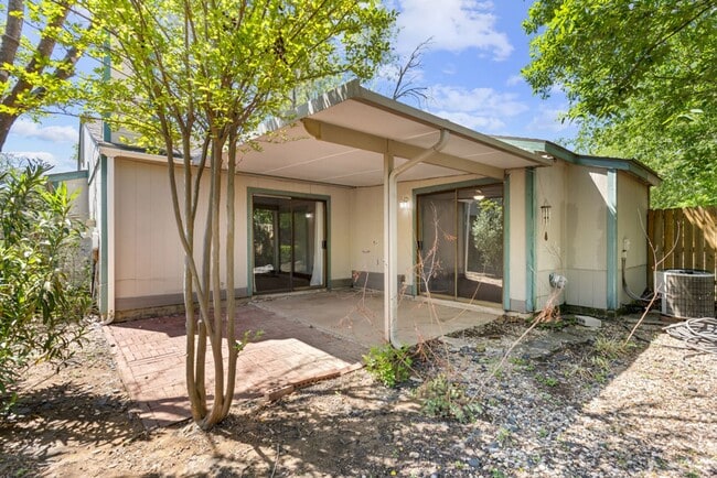 Building Photo - 9929 Village Briar