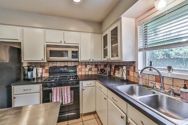 Building Photo - 5511 Kinglet St