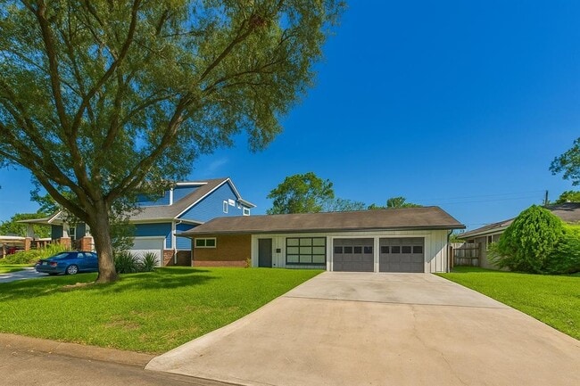 Building Photo - 9202 Bintliff Dr