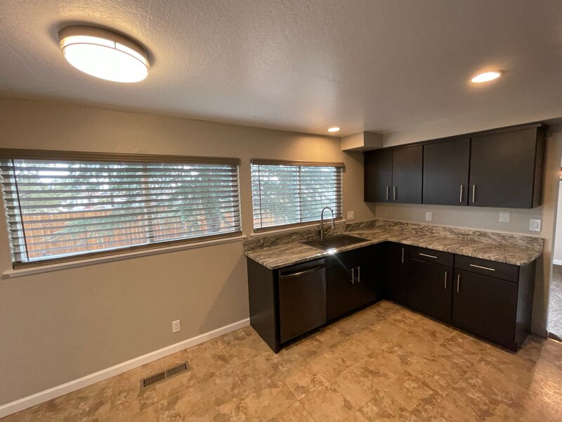 Building Photo - 915 Emerson Way