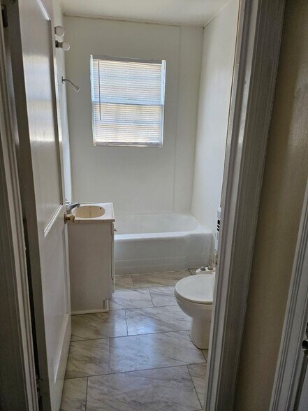 Building Photo - 420 Moss St