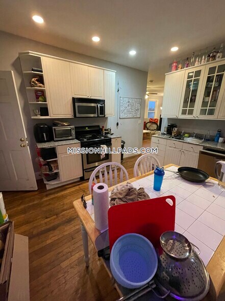 Building Photo - 731 Parker St