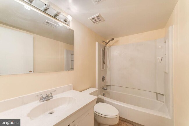 Building Photo - 9705 Kings Crown Ct