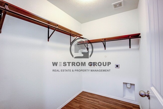 Building Photo - 404 Falling Star Dr