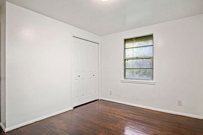 Building Photo - 1041 Hickory Ln