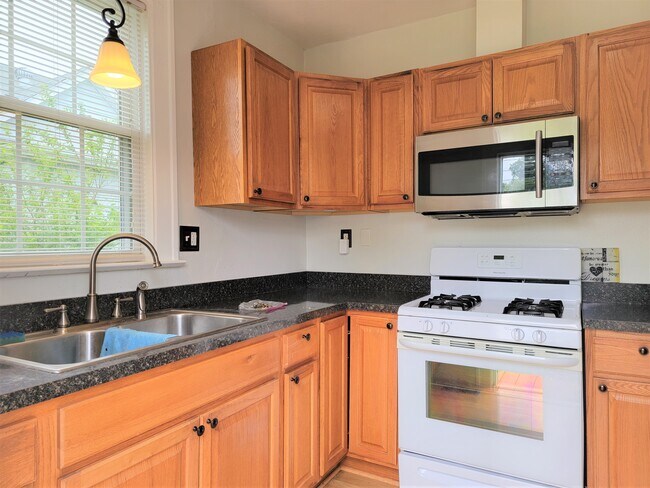 Building Photo - 69 Greenbriar Ave