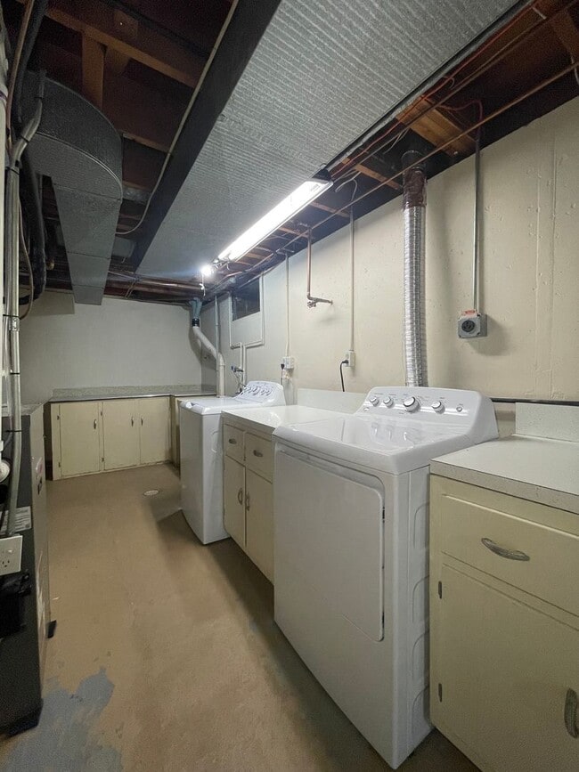 Building Photo - Three Bedroom Home in Kalamazoo