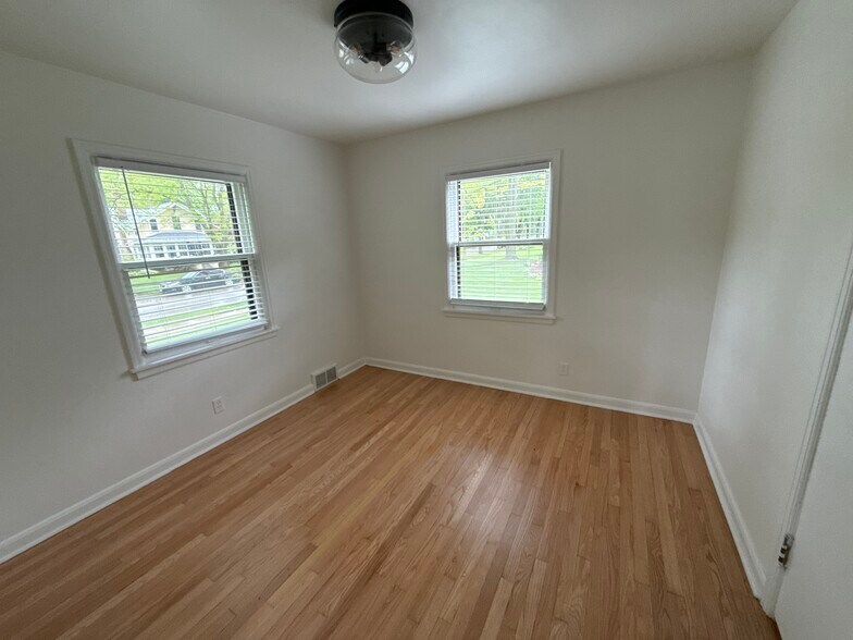 Building Photo - 204 N Locust St