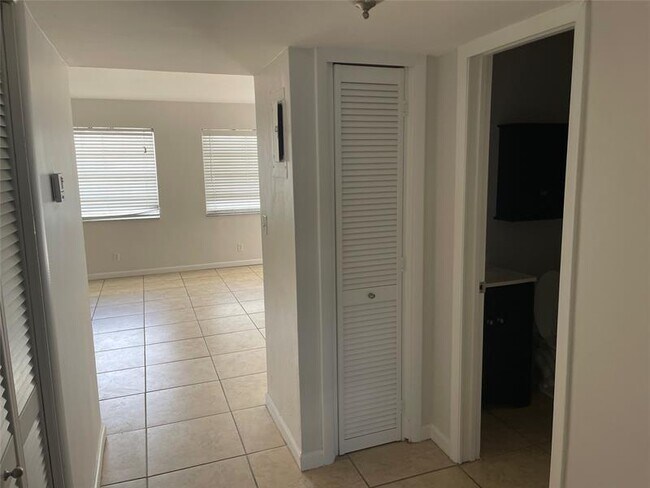 Building Photo - 4051 NE 13th Ave