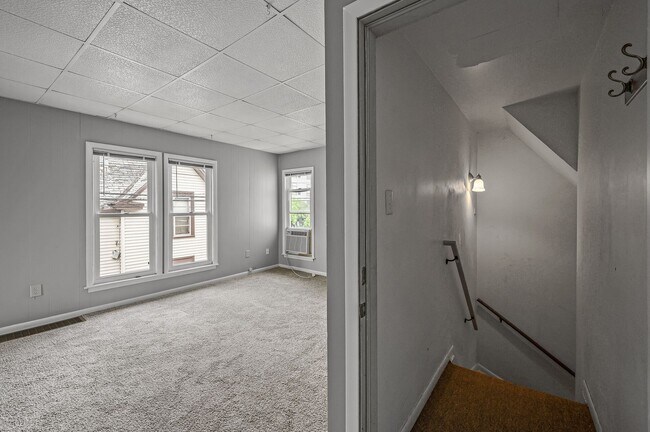 Building Photo - Cute 2BR 1 Bath Apartment Available 8/15