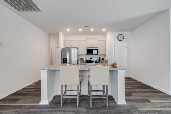 Building Photo - Move-In Ready 3-Bedroom Villa in Gated Savannah Quarters!