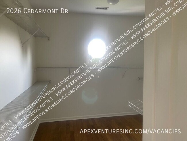Building Photo - 2026 Cedarmont Dr