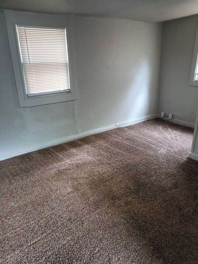 Building Photo - Beautiful 3 Bed / 1 Bath Home with Large Yard!