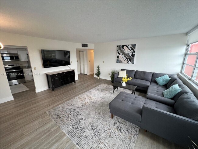 Building Photo - 1301 NE Miami Gardens Dr