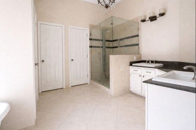 Building Photo - 702 Epperson Way