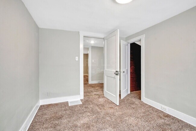 Building Photo - 913 Denmark St