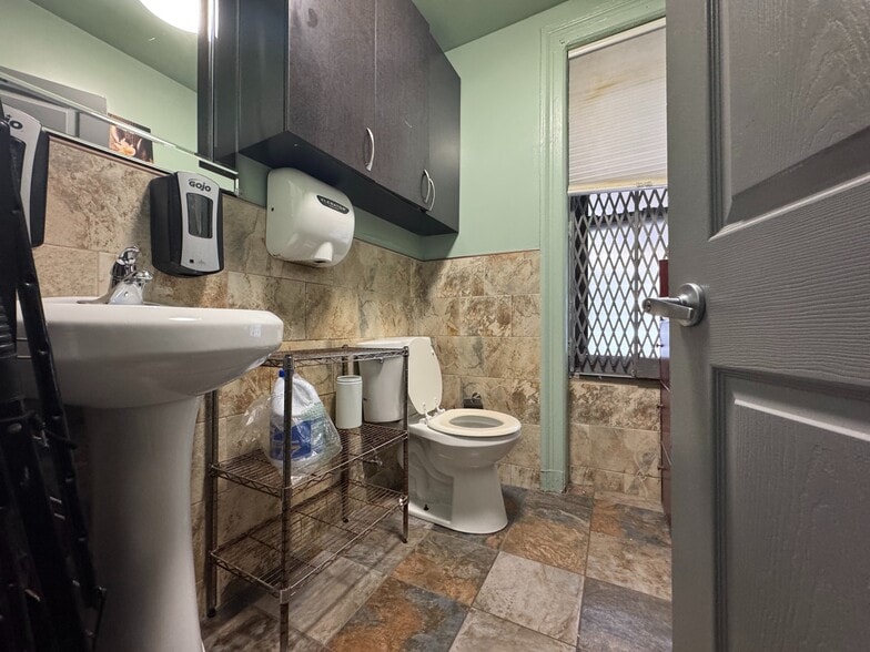 Building Photo - 651 W 180th St