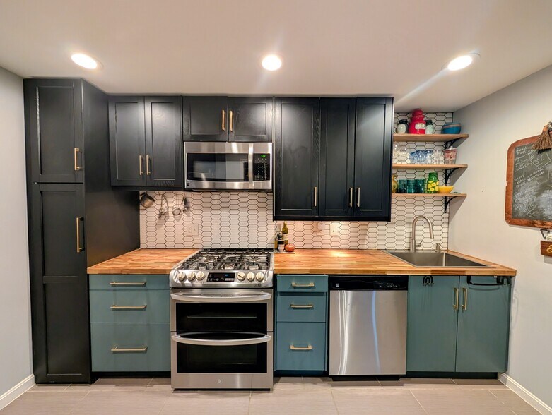 Kitchen with double oven, convection - 12709 Gordon Blvd