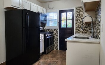 Building Photo - One-Bedroom Apartment in Dogtown*In-Unit W...