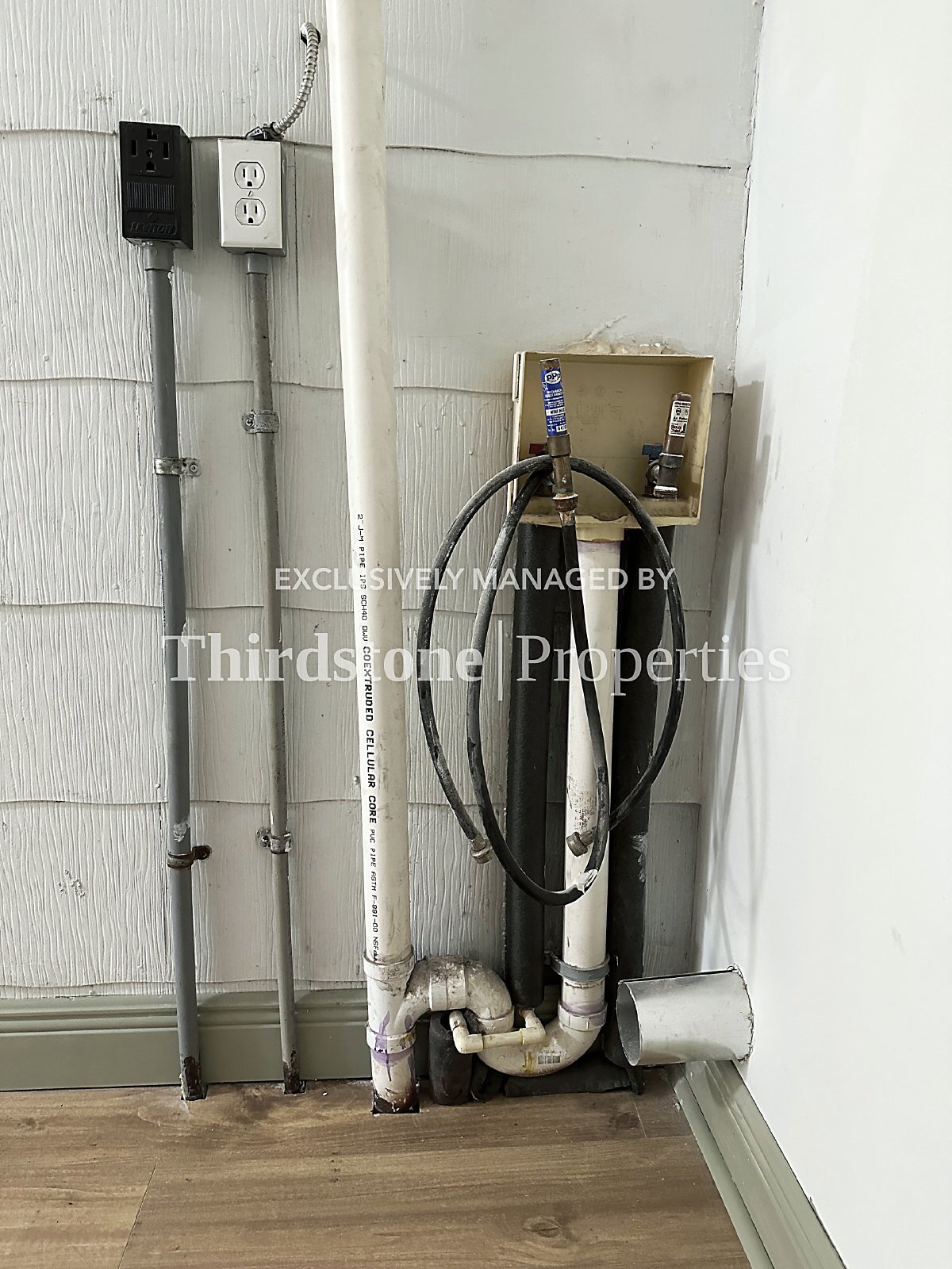 Building Photo - 210 E 9th St