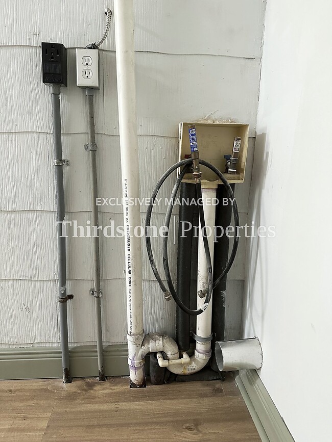 Building Photo - 210 E 9th St