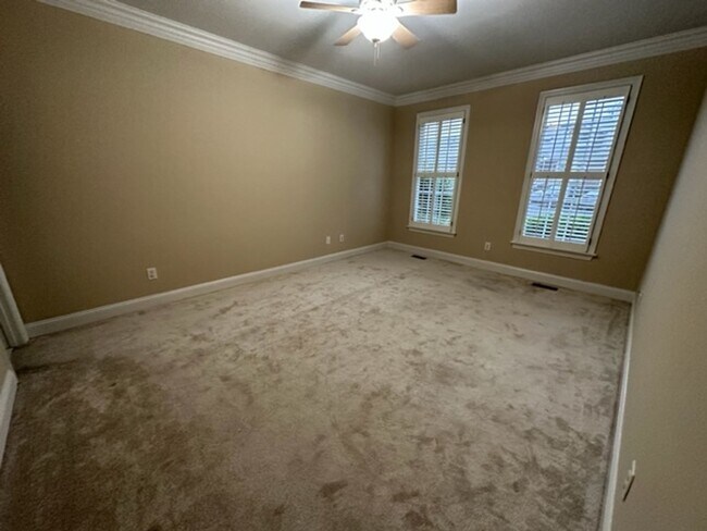 Building Photo - Stunning Townhome - Irving Park