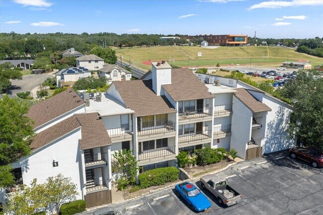 Building Photo - 6910 Hart Ln