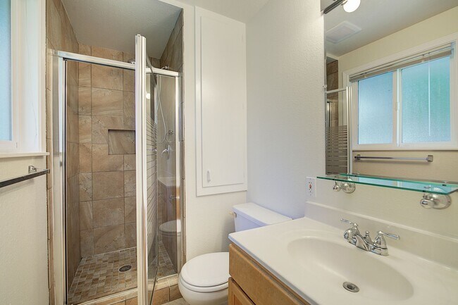 Building Photo - 5Bd/2.25Ba Kirkland Home