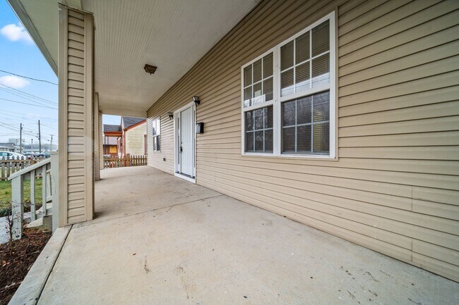 Building Photo - Spacious & Recently Renovated 4 Bedroom Home Available Now!!