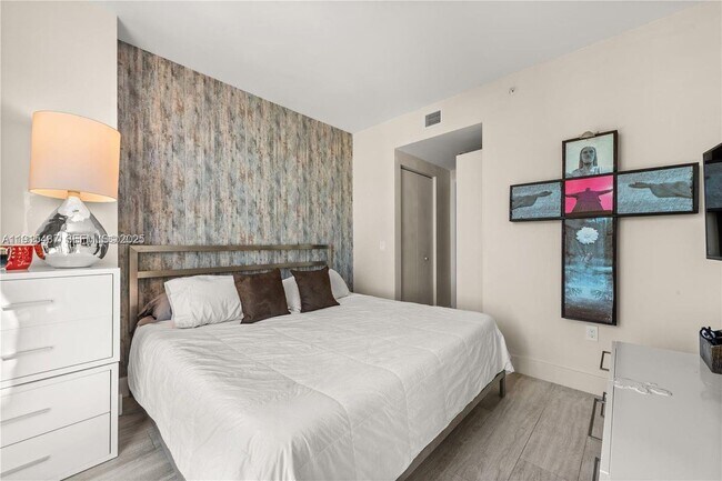 Building Photo - 121 NE 34th St