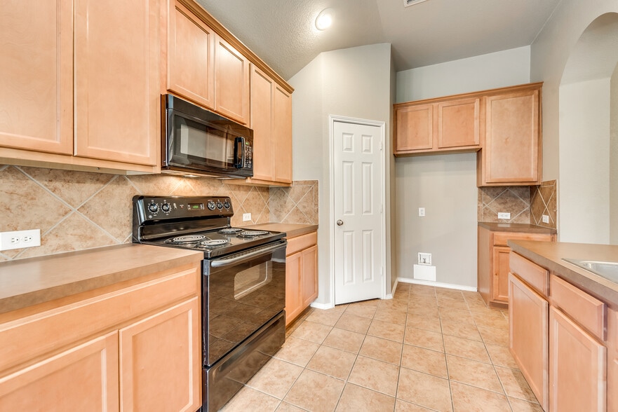 Building Photo - 2004 Zavala Dr