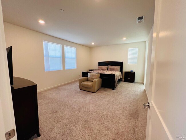 Building Photo - 2451 Lake Club Dr