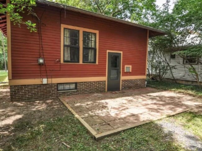 Building Photo - 856 N Salisbury St