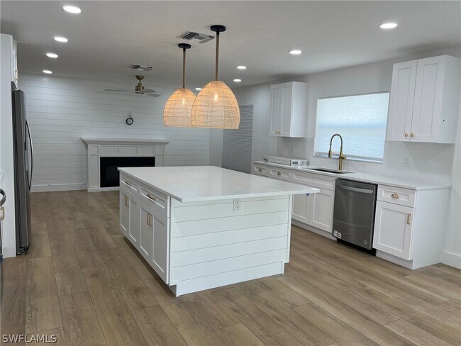 Building Photo - 673 107th Ave N