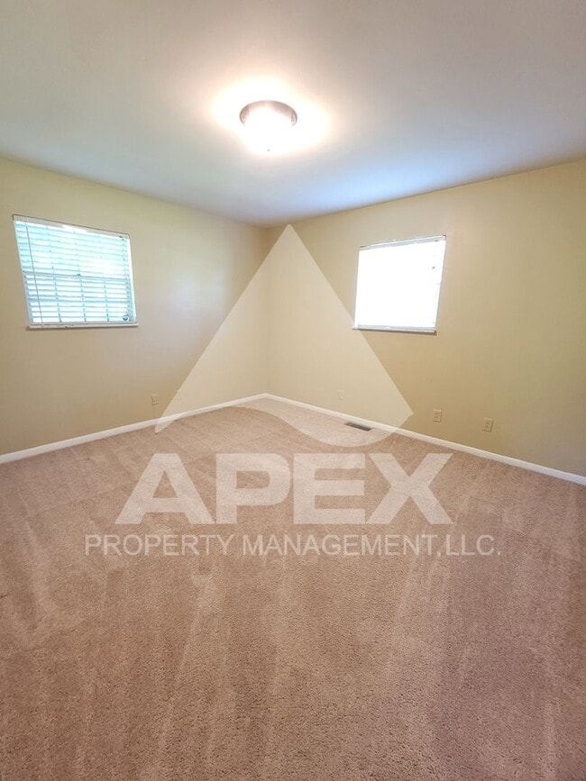 Building Photo - Spacious 3-Bd 2 BA Single Family home w/ B...